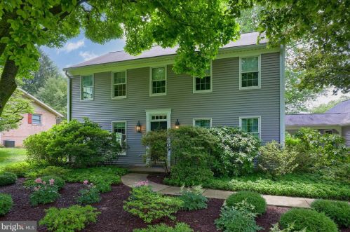 1960 Pine Dr, Lancaster, PA 17601-5541