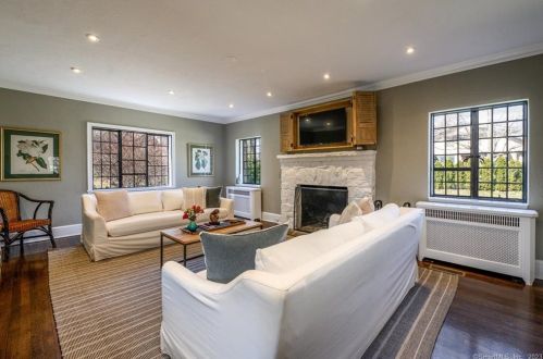 4 Jarvis St, Norwalk CT  06851-2824 exterior