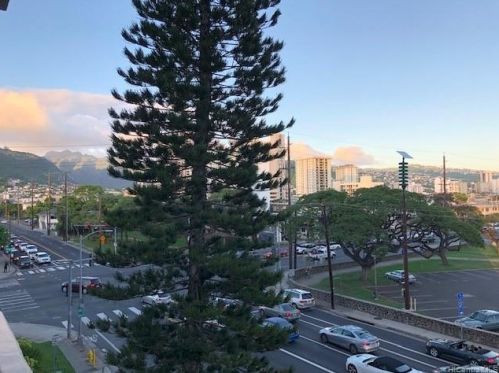 620 Mccully St, Honolulu HI  96826-3972 exterior