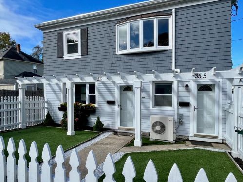 35 Earl Ave, Middletown, RI 02840-4021