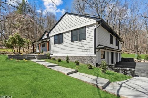 14 Brookvale Rd, Kinnelon, NJ 07405-2274