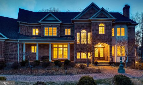 906 Falls Bridge Ln, Great Falls, VA 22066-1346