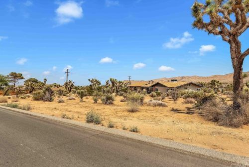 9163 Joshua Ln, Yucca Valley, CA 92284-6310