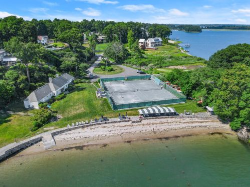 35 Hilltop Rd, Norwalk CT  06854-5001 exterior