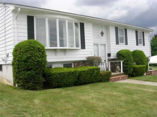 33 Lecia Dr, Providence, RI 02909-6035