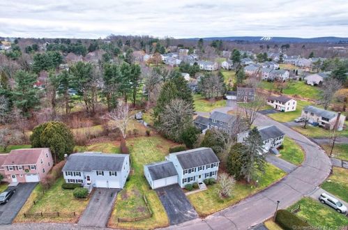 7 Blue Bell Ln, Middletown, CT 06457-5033