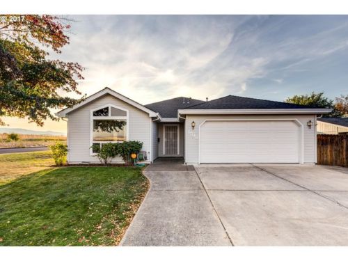 1798 Holly St, Medford, OR 97501-7011