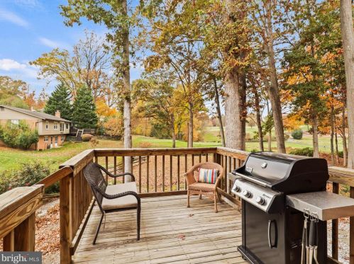 6702 Emporia Ct, Springfield VA  22152-3034 exterior