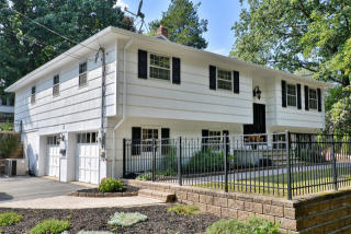 2 High St, Bloomingdale, NJ 07403-1610