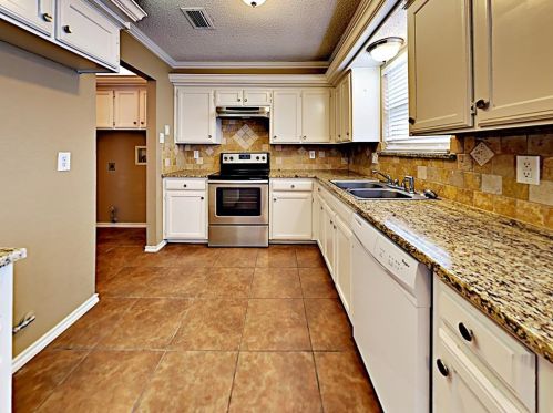 2041 Oakbluff Cir, Carrollton TX  75007-1615 exterior