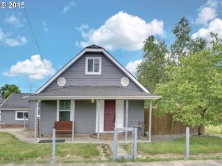 130 1st St, Carlton, OR