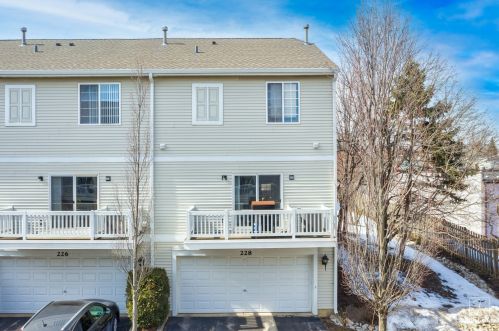 228 Polo Club Dr, Glendale Heights, IL 60139-1891