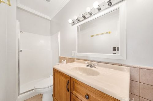 231 Sleepy Holw Dr, Glendale CA 91206-4727 exterior