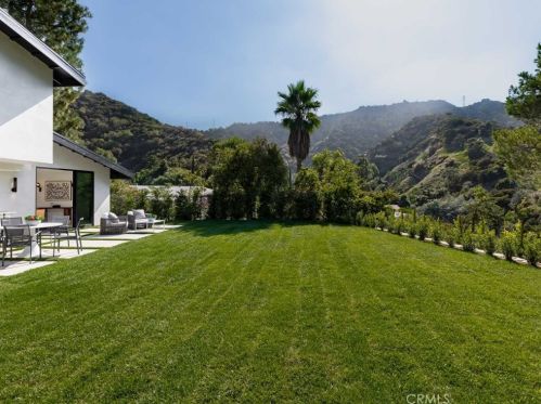 17252 Escalon Dr, Van Nuys CA  91436-4032 exterior