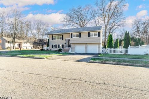 90 Charles St, Bloomingdale, NJ 07403-1338