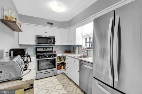 13 Valleybrook Dr, Lancaster PA  17601-4619 exterior