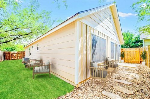 1115 3rd St, Georgetown, TX 78626-5158