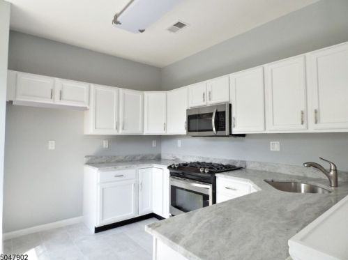 55 Saxton Dr, Hackettstown NJ  07840-1742 exterior