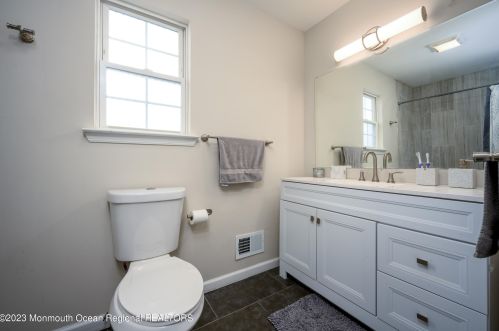 22 Bay Ave, Middletown NJ  07748-5711 exterior