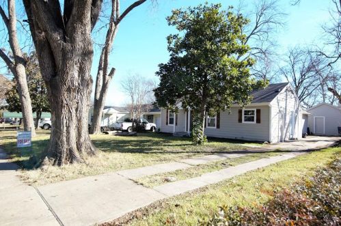 1606 Davis Blvd, Garland TX  75042-8120 exterior