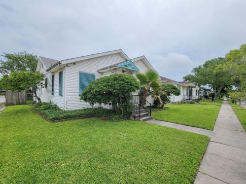 1306 Bowie Dr, Galveston, TX 77551-4565