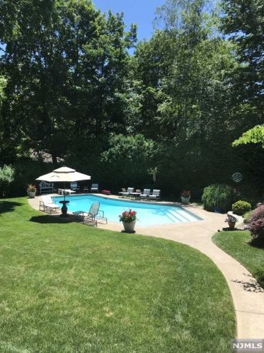 71 Maple Ave, Allendale, NJ 07401-1206