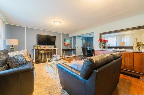 10 Flintlock Rd, Norwalk CT  06850-4425 exterior