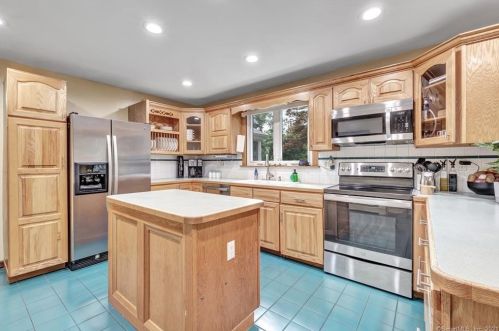 24 Morgan Dr, Wallingford CT  06492-2641 exterior