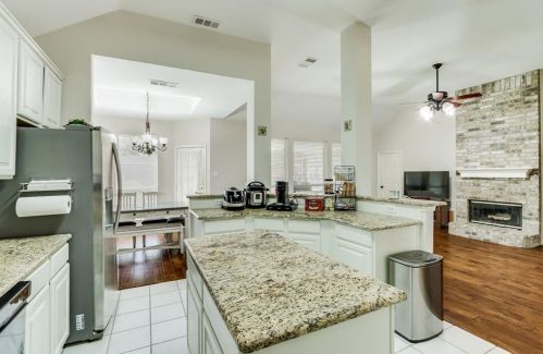 1525 Bastrop Dr, Carrollton TX 75010-6423 exterior