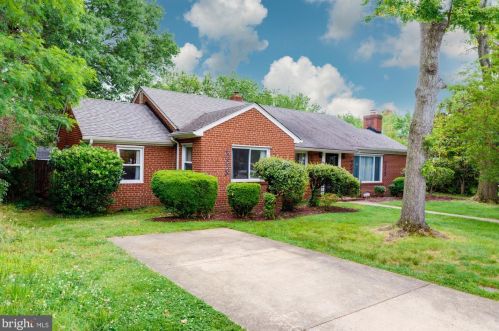 1947 Arlington Ridge Rd, Arlington VA  22202-1630 exterior