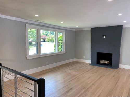 10 Donohue Dr, Norwalk CT  06851-1019 exterior