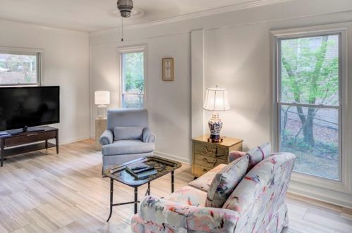 330 Highbrook Dr, Atlanta GA  30342-2315 exterior