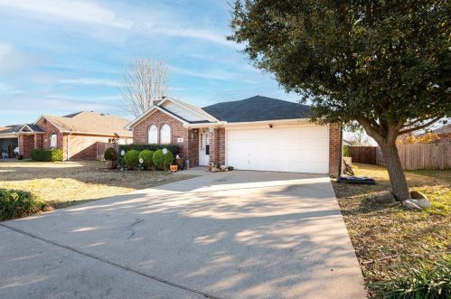 318 Cedar Dr, Garland, TX 75040-7720
