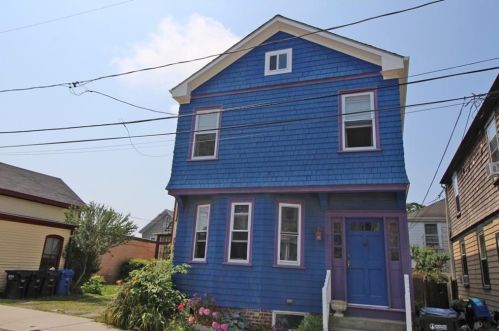 4 Clinton Ave, Middletown, RI 02840-2110
