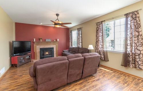 1841 Cameron Dr, Pingree Grove, IL 60140-9080