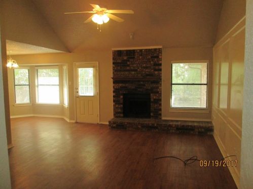 7428 Sean Dr, Fort Worth, TX 76182-4552