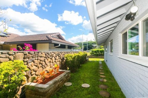 1575 Ala Noni Pl, Honolulu HI  96818-1536 exterior