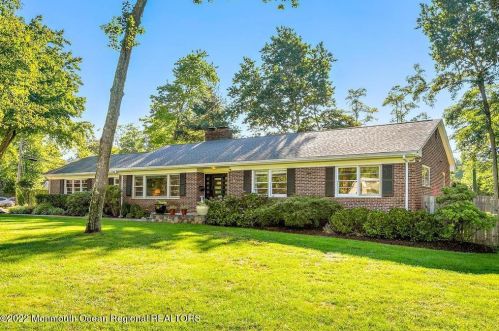 15 Lindy Ln, Lincroft, NJ 07738-1812