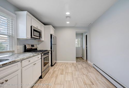 127 Cedar Ave, Middletown NJ  07748-5503 exterior