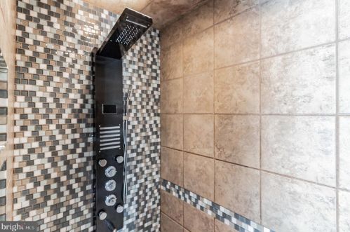 7318 Eggar Woods Ln, Springfield VA  22153-2012 exterior