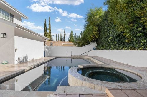 1851 Greenbriar Rd, Glendale CA  91207-1064 exterior