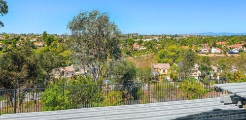 1597 Parkview Dr, Vista CA  92081-8750 exterior