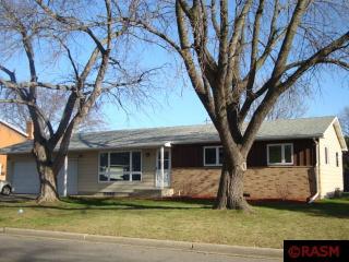 420 Commodore Dr, Mankato, MN 56001-5416