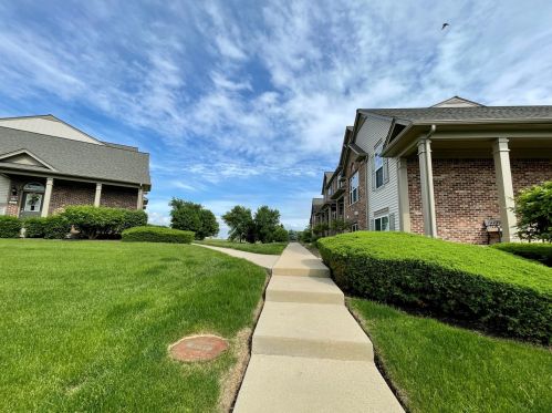 212 Devoe Dr, Oswego IL  60543-4066 exterior