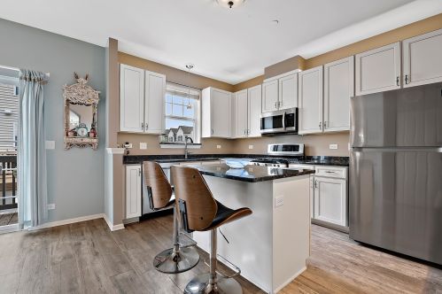 300 Wildflower St, Des Plaines, IL 60016-3428