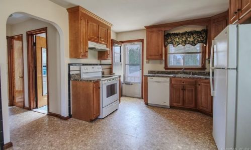 30 Crescent St, Huntington CT  06484-4139 exterior