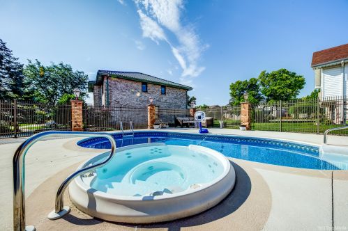 331 Ridgemoor Dr, Willowbrook IL  60527-5419 exterior