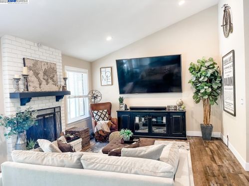 11920 Vomac Rd, Pleasanton, CA 94568-1051
