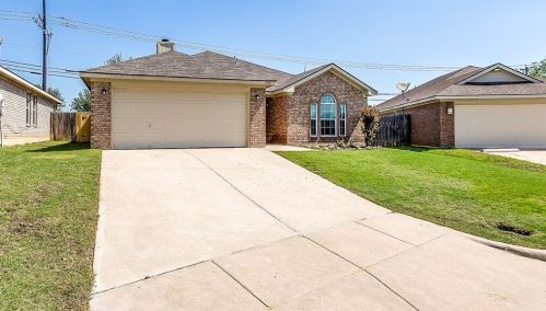 504 Caravan Dr, Fort Worth, TX 76131-3937