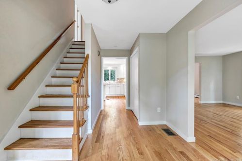 8 Captains Watch, Huntington CT  06484-5914 exterior